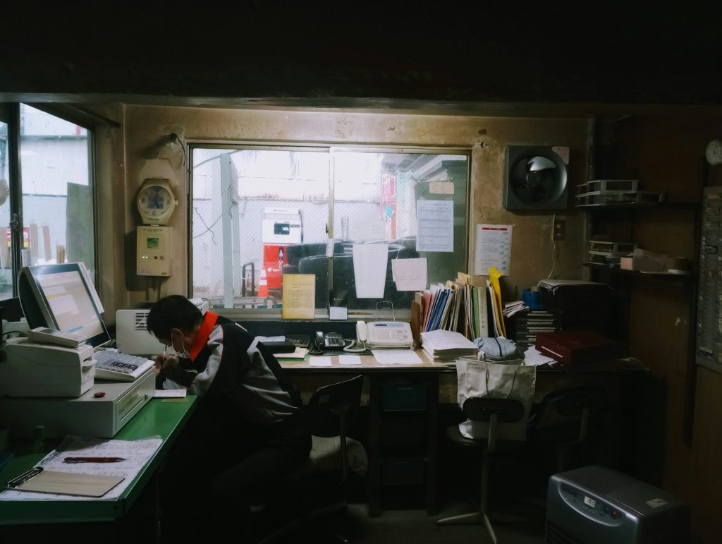 Operations desk under service-level pressure